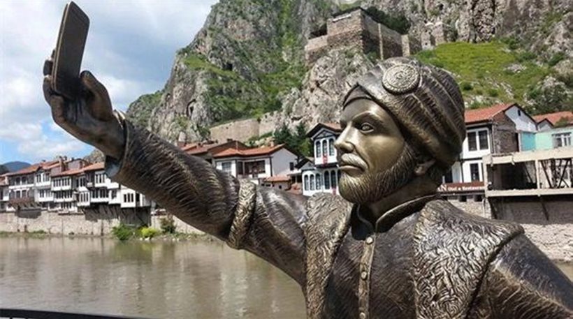 Τουρκία:Έστησαν άγαλμα που «τραβάει selfies» για να προσελκύσουν τουρίστες!